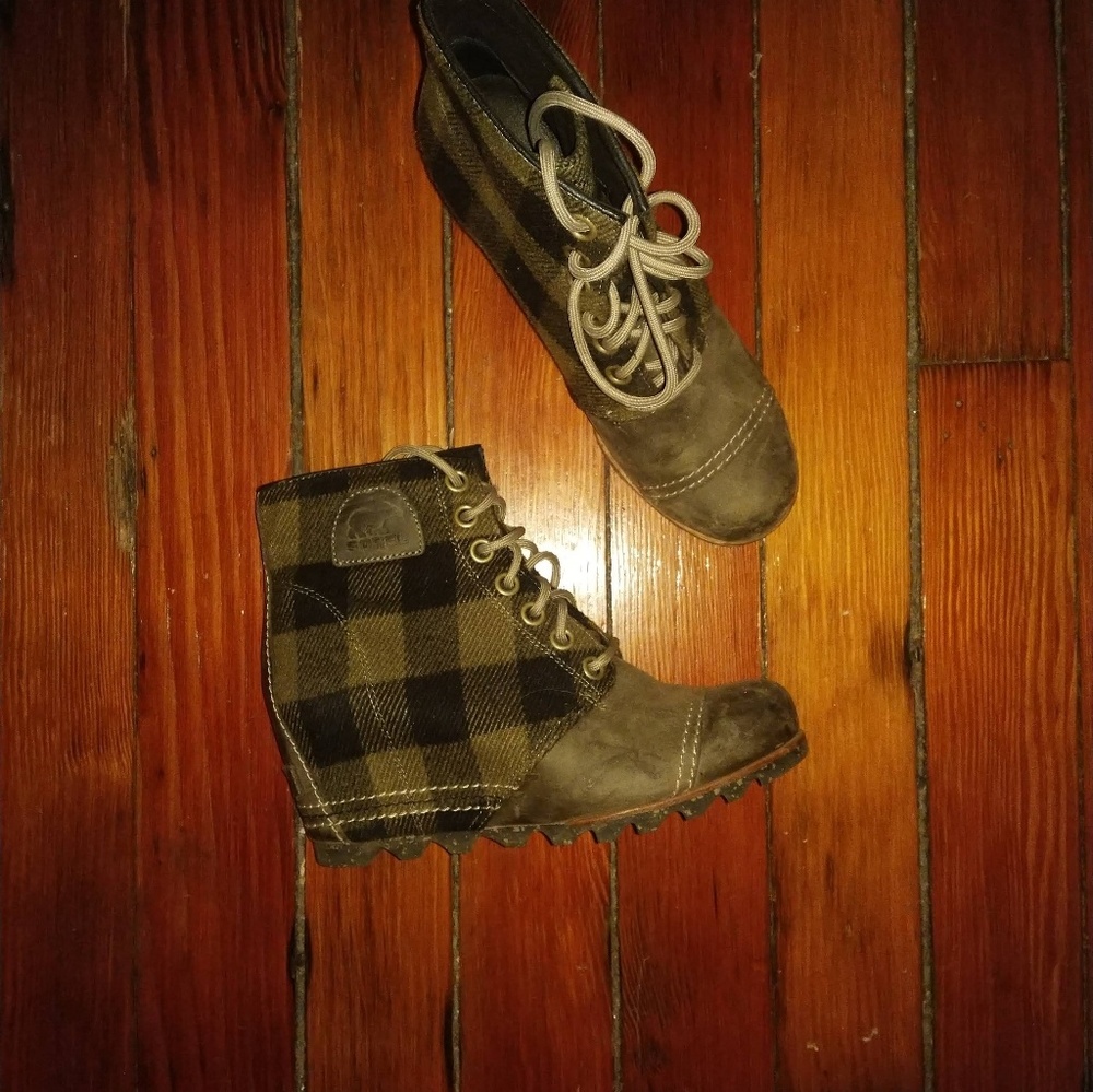 Sorel Women's Black and Olive Green Plaid Lace-Up Boots